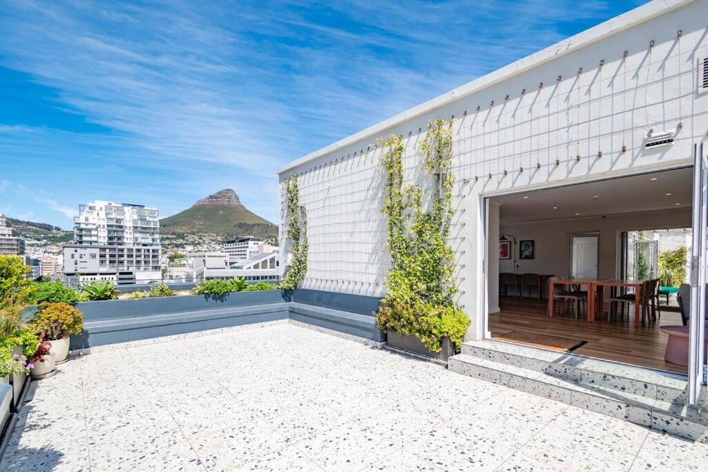 Charming One Bedroom Apartment *